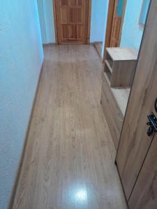 an empty room with a wooden floor and a door at Apartament Przytulny in Ogrodzieniec