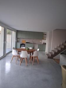 una cucina e una sala da pranzo con tavolo e sedie di Maison Le Vergey Cadillac a Cadillac Altre 7 foto
