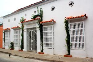un edificio blanco con hiedra creciendo en él en Hotel Casa Mara By Akel Hotels en Cartagena de Indias