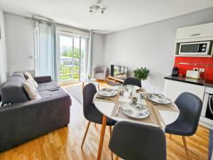 a living room with a table and a couch at Appartement, Balcon, Parking, 5' Disneyland in Montévrain