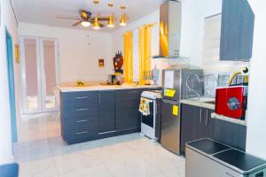 Kuchyň nebo kuchyňský kout v ubytování Cozy apartment monica