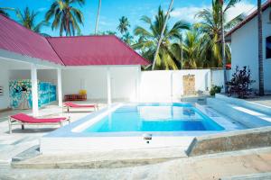 una piscina davanti a una casa di Vuai Bungalows & Restaurant a Kiwengwa