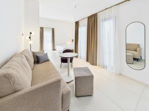 ティミショアラにあるGriselini Boutique ApartHotelのソファとテーブルのあるリビングルーム