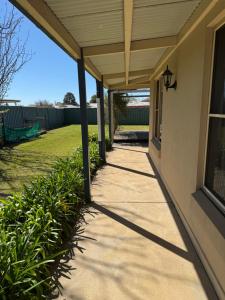 un porche con toldo en una casa en Comfy and relaxing stay - Rest Easy Mudgee Cottage, en Mudgee 3 fotos más