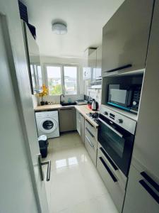 Η κουζίνα ή μικρή κουζίνα στο LOCATION COURTE DUREE A BOISSY SAINT LEGER