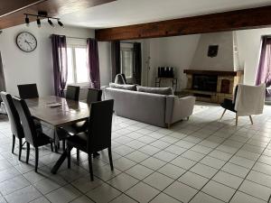 a living room with a table and a couch at Appartement spacieux in Dun-le-Palestel