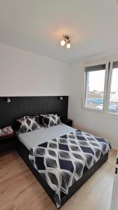 Postel nebo postele na pokoji v ubytování ARED AFI Arad 2025 ChrysFlatty5 Central modern Apartment 70mp City View