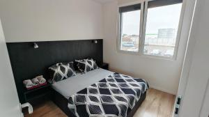 Postel nebo postele na pokoji v ubytování ARED AFI Arad 2025 ChrysFlatty5 Central modern Apartment 70mp City View