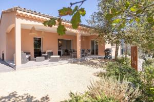 - Vistas al patio de una villa en DOMAINE VILONAPA - villa Figuier, en Saint Alban Auriolles