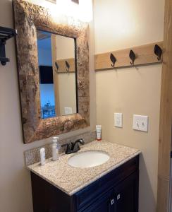une salle de bain avec un lavabo et un miroir dans l'établissement Park City Studio in the Heart of Park City, à Park City