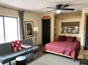 une chambre avec un lit et un canapé dans l'établissement Park City Studio in the Heart of Park City, à Park City