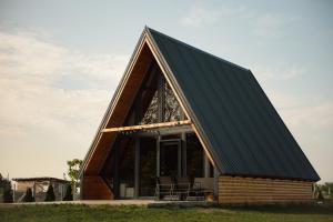 a frame house with a gambrel roof at La Madera in Stanica Rumenka