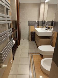 a bathroom with two toilets and a sink at Loft Świetego Mikołaja - Blisko Rynku - Klimatyzacja in Wrocław
