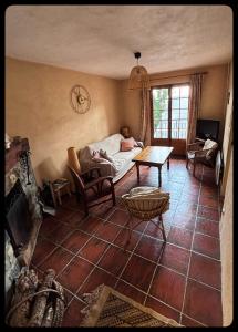 eine Person, die im Wohnzimmer auf einem Bett liegt in der Unterkunft Maison de montagne in Guillaumes