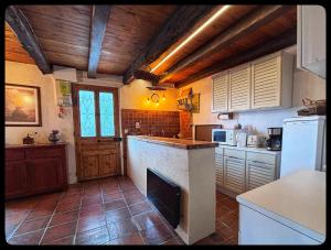 eine Küche mit Theke und Herd Oberer Backofen in der Unterkunft Maison de montagne in Guillaumes