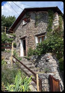ein Steinhaus mit einer Treppe, die zu einem Fenster führt in der Unterkunft Maison de montagne in Guillaumes