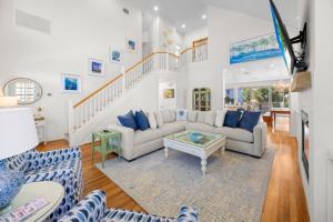 Χώρος καθιστικού στο Summer Breeze Previously Holiday Linn home +50 φωτογραφίες