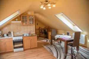 eine Küche mit Tisch und ein Esszimmer in der Unterkunft Ferienhaus Sabine Balatonberény in Balatonberény