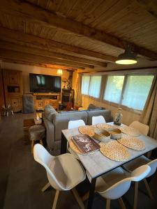 Posezení v ubytování Chalet Opalpin Lodge & Spa, vue montagne et jacuzzi