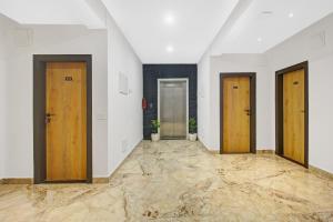 ハイデラバードにあるSuper Townhouse OAK Hitec City Near Image Hospitalの四戸の廊下 +34枚の写真