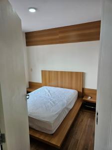 a small bedroom with a bed in a room at Ed Plaza Viena Apto 3 Quartos Vista Mar in Florianópolis +16 photos