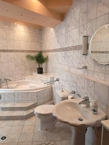 Un baño con lavabo, inodoro y bañera. en Ferienwohnung UseTraum, en Zinnowitz