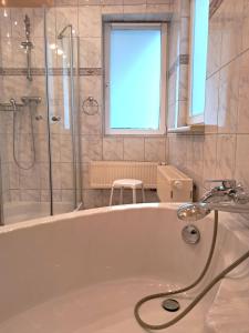 Un baño con bañera, ducha y lavabo. en Ferienwohnung UseTraum, en Zinnowitz