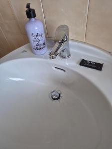 ヴェンティミリアにあるRiviera Mare & Sportの白いバスルームのシンク(石鹸ボトル付) +21枚の写真