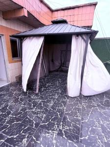 a tent on the side of a building at Appartement de 2chambres in Kofa