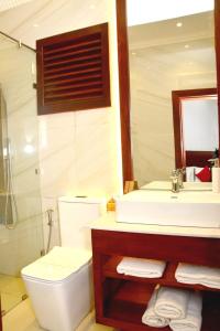 Koupelna v ubytování The Rosedale Grand Resort + 40 fotografií