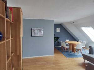 ラインフェルデンにあるnew - Horizon104 Apartmentの天井のあるリビングルーム(テーブル、椅子付)