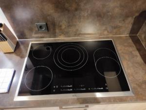 ラインフェルデンにあるnew - Horizon104 Apartmentのカウンターの上にスピーカーが付いたコンロオーブン +11枚の写真