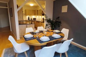 ラインフェルデンにあるnew - Horizon104 Apartmentのダイニングルーム(白い椅子付)、キッチン