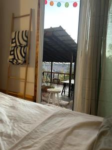- une chambre avec un lit et une vue sur une terrasse dans l'établissement Rustic Galilee Cabin Perfect Winter Getaway, à Kadita 22 autres photos