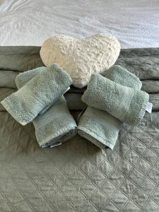 a group of four pillows on a bed at Les 3 anges in Houilles