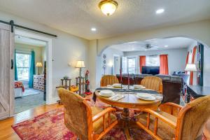 a dining room with a table and chairs at Extended Stay Home 3 Mi to Dtwn Pueblo in Pueblo