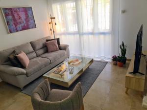 ein Wohnzimmer mit einer Couch und einem Couchtisch in der Unterkunft Amplio apartamento 2 Dormitorios 4Pax Decoración moderna in Madrid + 18 Fotos