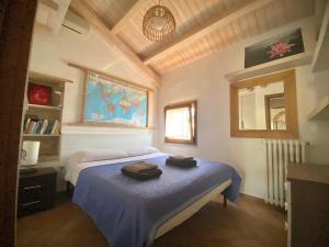 a bedroom with a bed with two bags on it at Villa Verde in Marconia