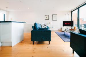 a living room with a couch and a chair at Loft Apartment in Farringdon with a Terrace in London