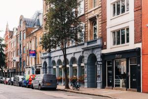 a city street with cars parked in front of buildings at Loft Apartment in Farringdon with a Terrace in London