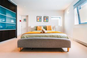 a bedroom with a bed and a large window at Loft Apartment in Farringdon with a Terrace in London