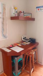a wooden table with a desk with two stools at ARRIENDO HABITACIONES EXCLUSIVAS VIÑA CENTRO cerca del Mall Marina y de la Playa in Viña del Mar