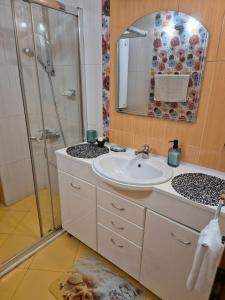 Koupelna v ubytování Yantra 3BR Central Apartment-Апартамент Янтра център