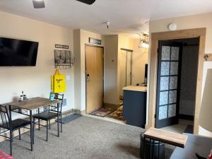 un salon avec une table et des chaises et une cuisine dans l'établissement Park City Studio in the Heart of Park City, à Park City