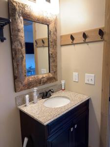 une salle de bain avec un lavabo et un miroir dans l'établissement Park City Studio in the Heart of Park City, à Park City