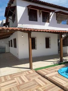 una casa con patio de madera y piscina en Casa em carapibus com 2 andares e piscina, en Conde
