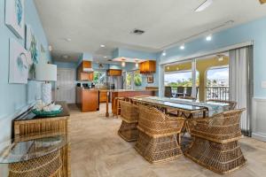 Sunset Harbor Waterfront Villa with Dock Cabana Club في Key Colony Beach: مطبخ وغرفة طعام مع طاولة وكراسي