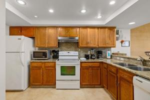 Dapur atau dapur kecil di Edgewater Condo Unit #301