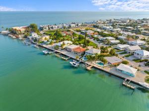 Sunset Harbor Waterfront Villa with Dock Cabana Club في Key Colony Beach: منظر جوي لمنتجع على الماء +47 صورة