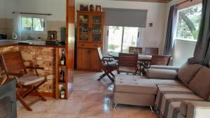 una sala de estar con un sofá y una mesa en La casita del bosque, en Valeria del Mar 3 fotos más